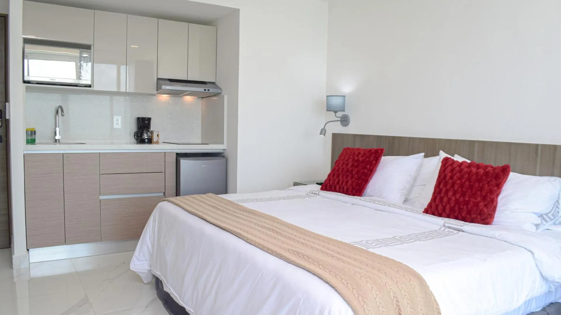 Brand New Studio At The Beach, Sunset View Cancun Apartment