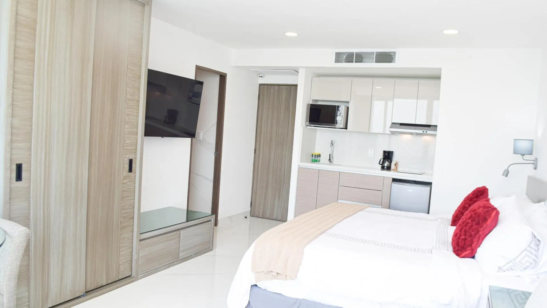 Brand New Studio At The Beach, Sunset View Cancun Apartment